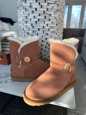 UGG Short Button Boot in Chestnut Suede with Cream Shearling